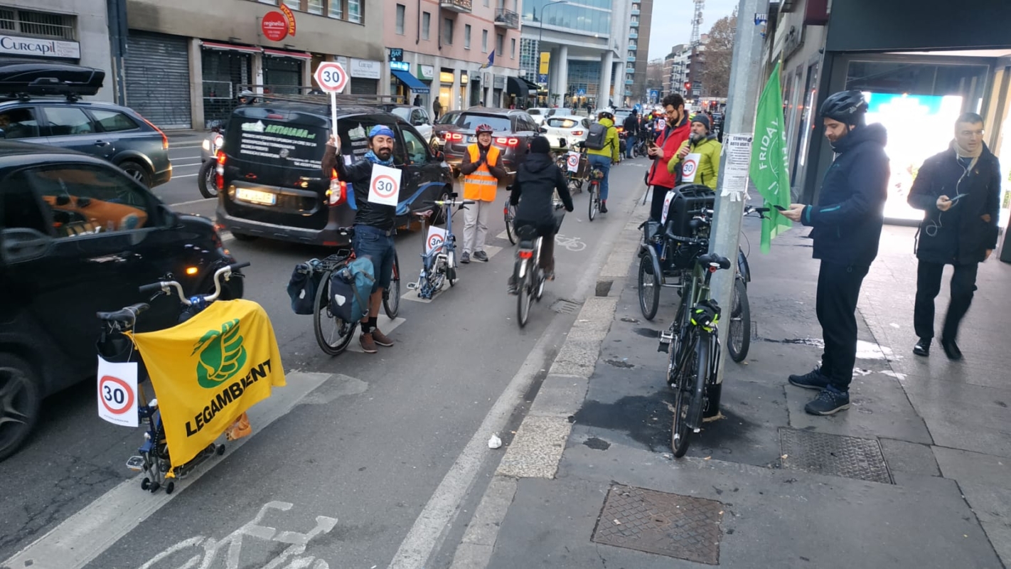 Proteggimi Flashmob Per La Sicurezza Dei Percorsi Ciclabili A Milano